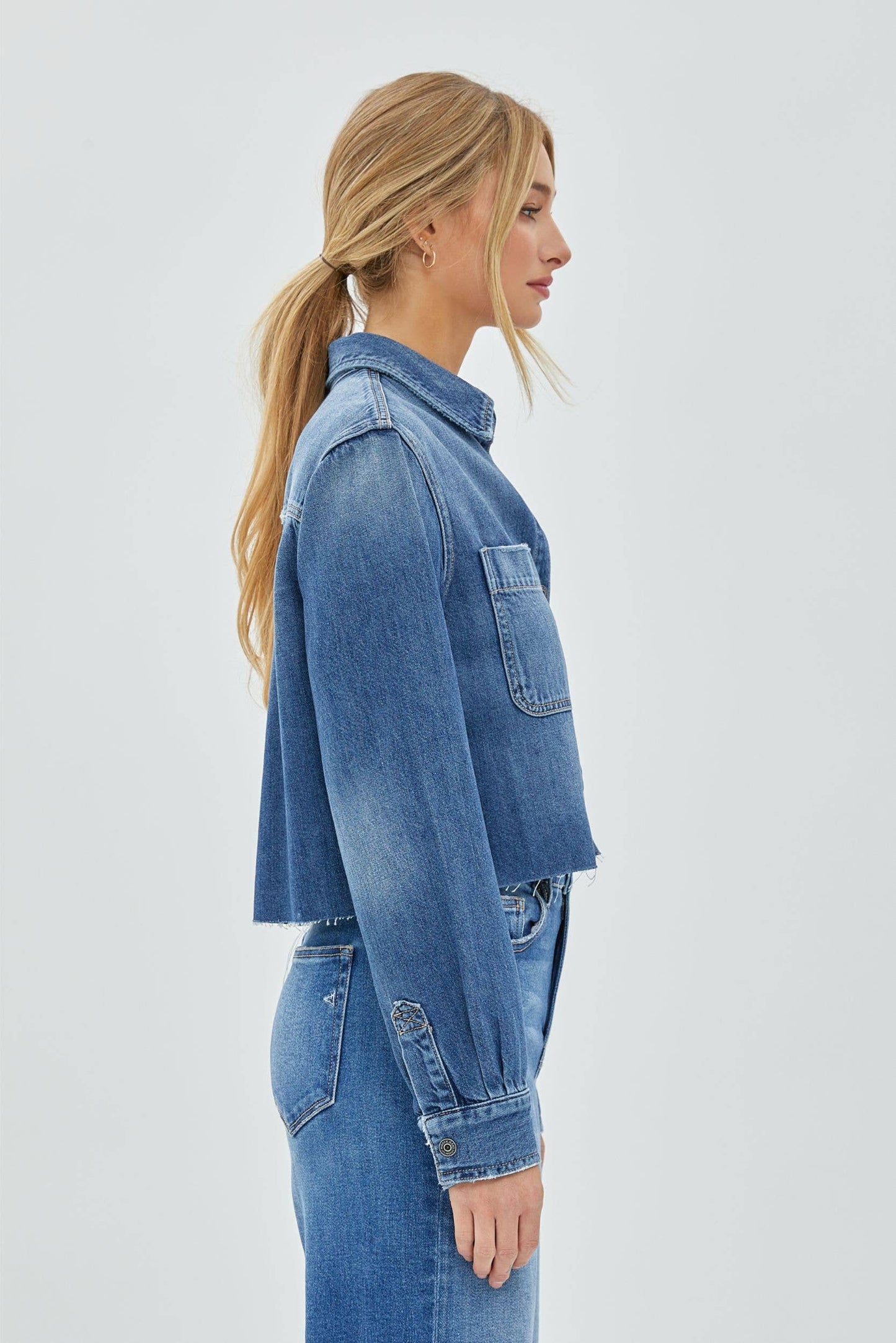 MEDIUM WASH CROPPED DENIM SHIRT