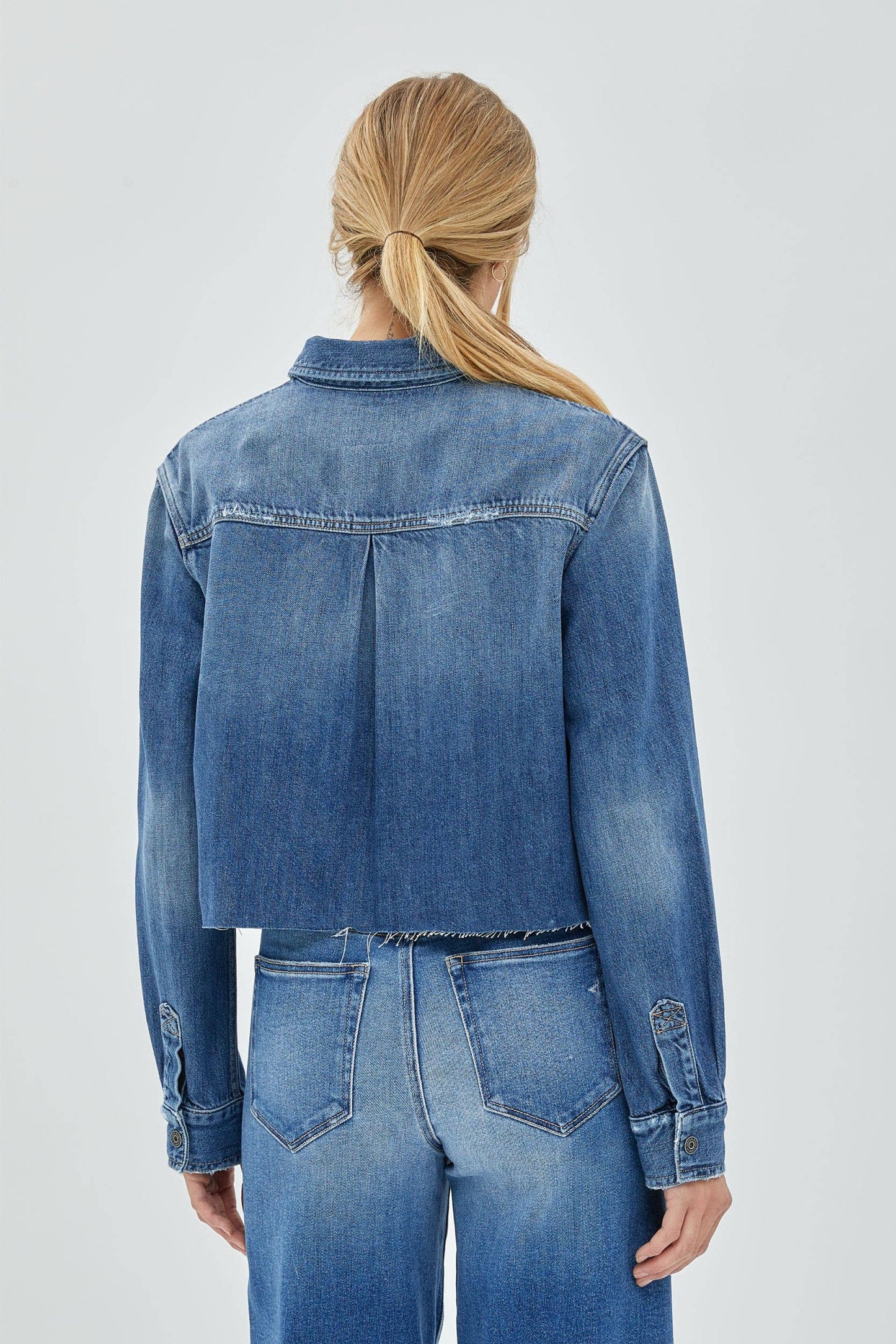 MEDIUM WASH CROPPED DENIM SHIRT